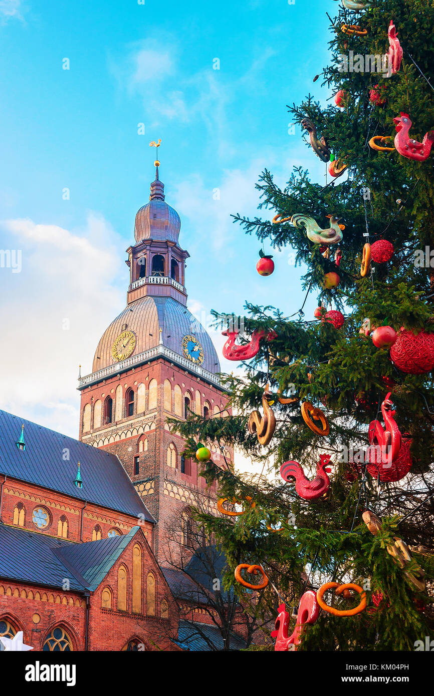 Dome Cathedral and Christmas tree in Riga Old Town in winter Stock ...