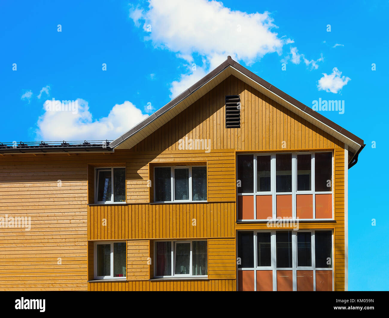 Modern wooden cottage house Stock Photo - Alamy