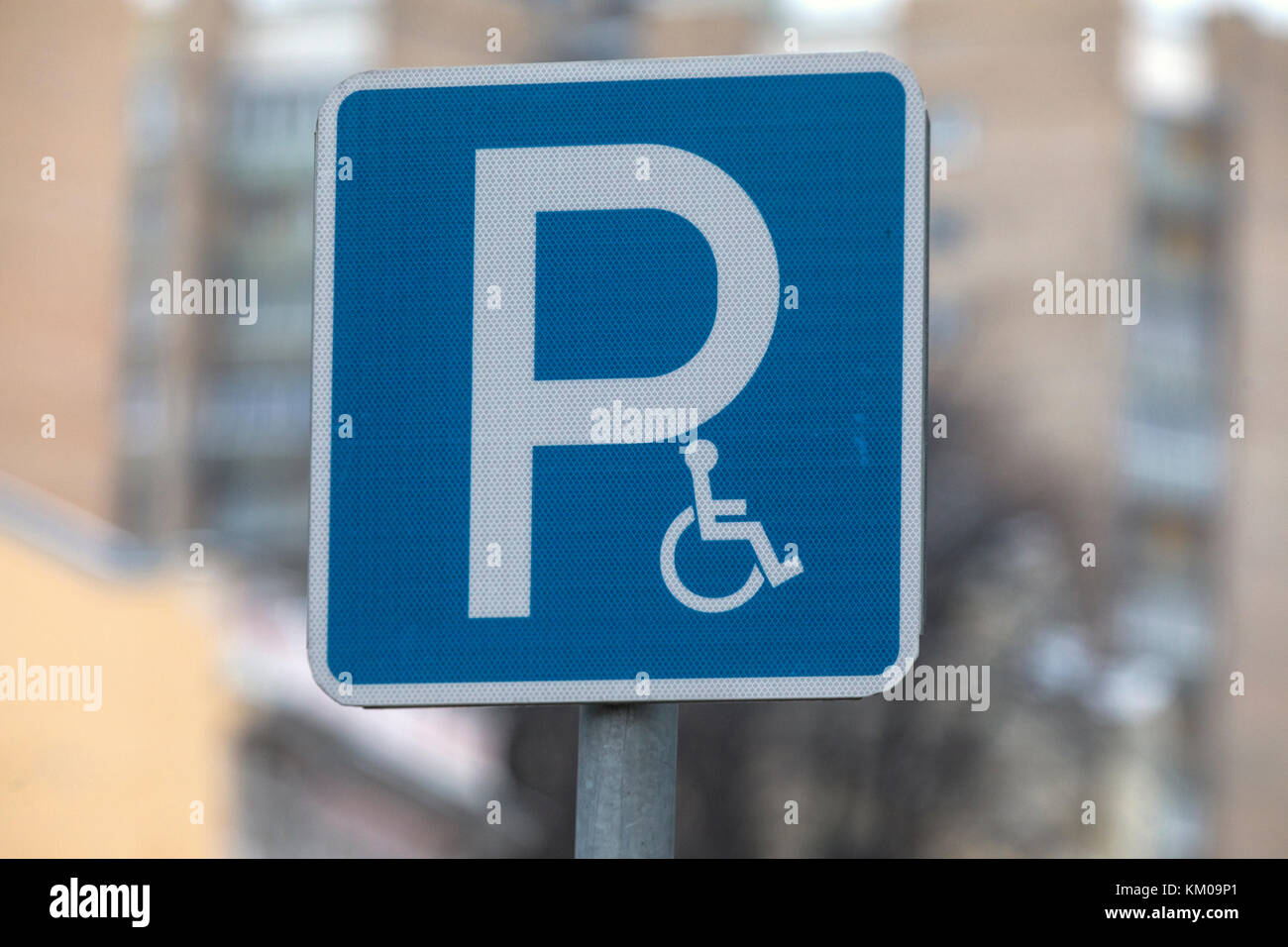Инвалиду можно парковаться на платной парковке. Знак парковки. Дорожный знак стоянка для инвалидов. Платная парковка для инвалидов. Табличка стоянка для инвалидов.