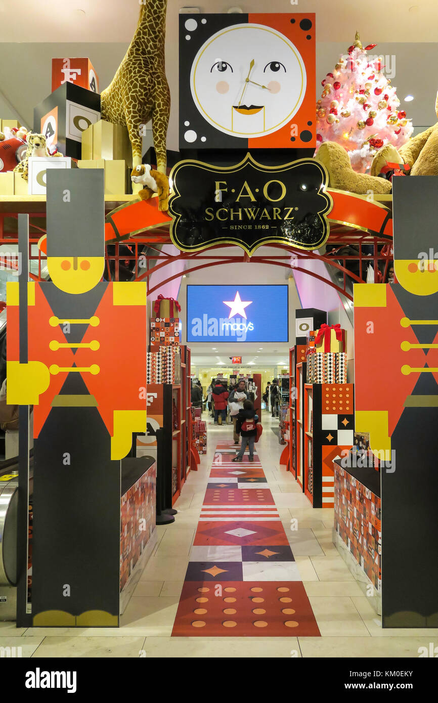 Fao schwarz new york christmas hi-res stock photography and images - Alamy