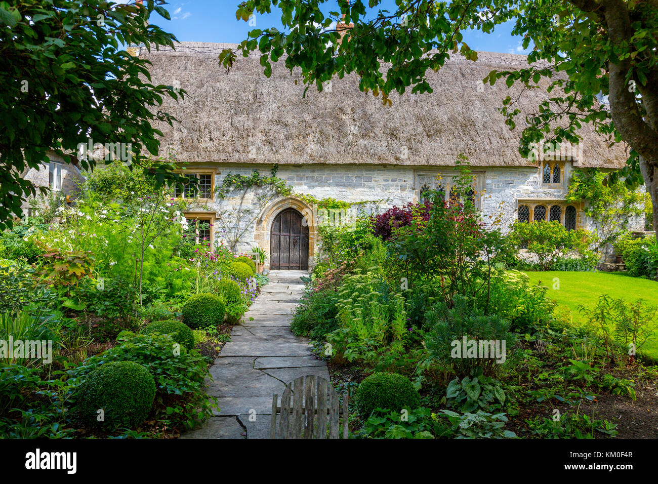 The cottage garden of the thatched Priest's House in the centre of Muchelney village, Somerset, England, UK Stock Photo