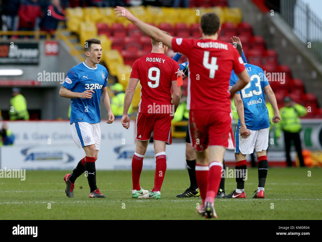 Rangers' Ryan Jack (left) gets a red card in the second half during the Ladbrokes Scottish Premiership match at the Pittodrie Stadium, Aberdeen. Stock Photo