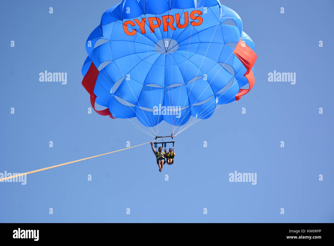 Flight on a parachute over the water high in the sky Stock Photo Alamy