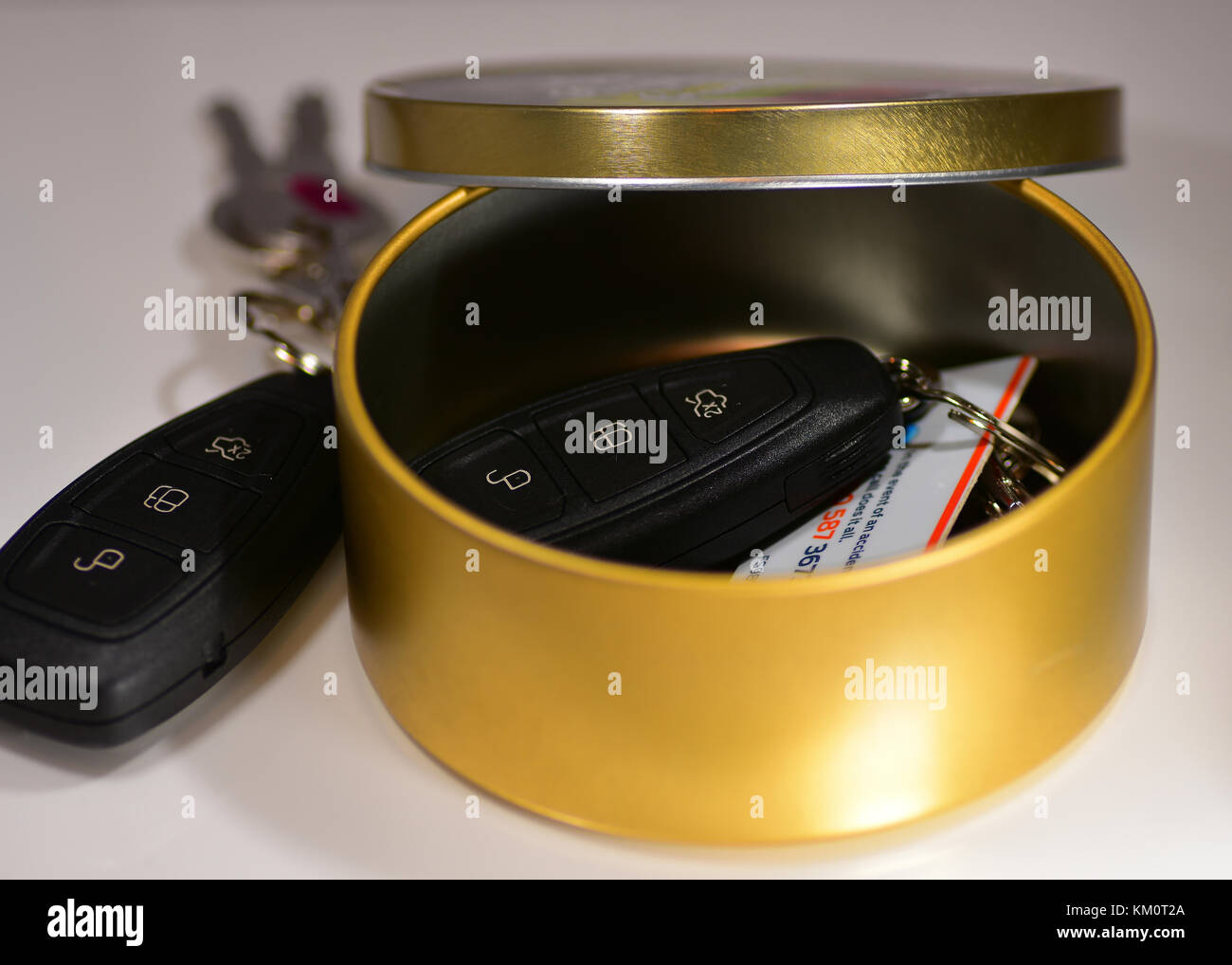 Car keys in a Tin blocking the signal Faraday cage Stock Photo Alamy