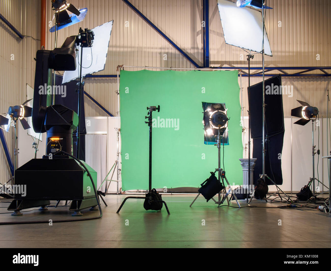 Real empty green screen film/photo studio with lighting/studio equipment  Stock Photo - Alamy
