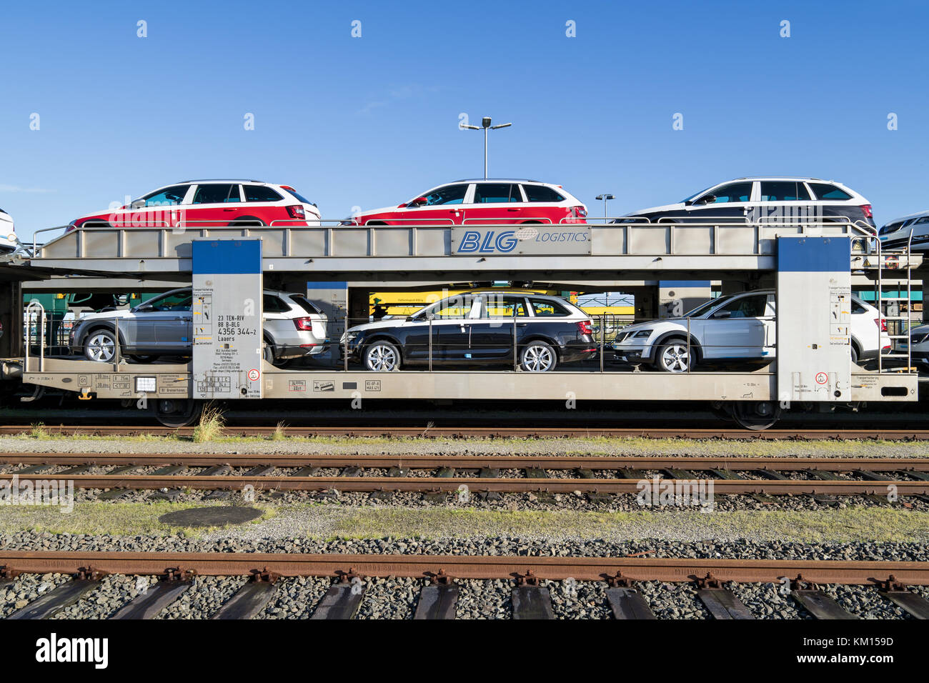 Tren Del Dmu De La Clase 172 Y Pórtico De Señal Viejo De Great Western Foto  editorial - Imagen de coche, pista: 98430106