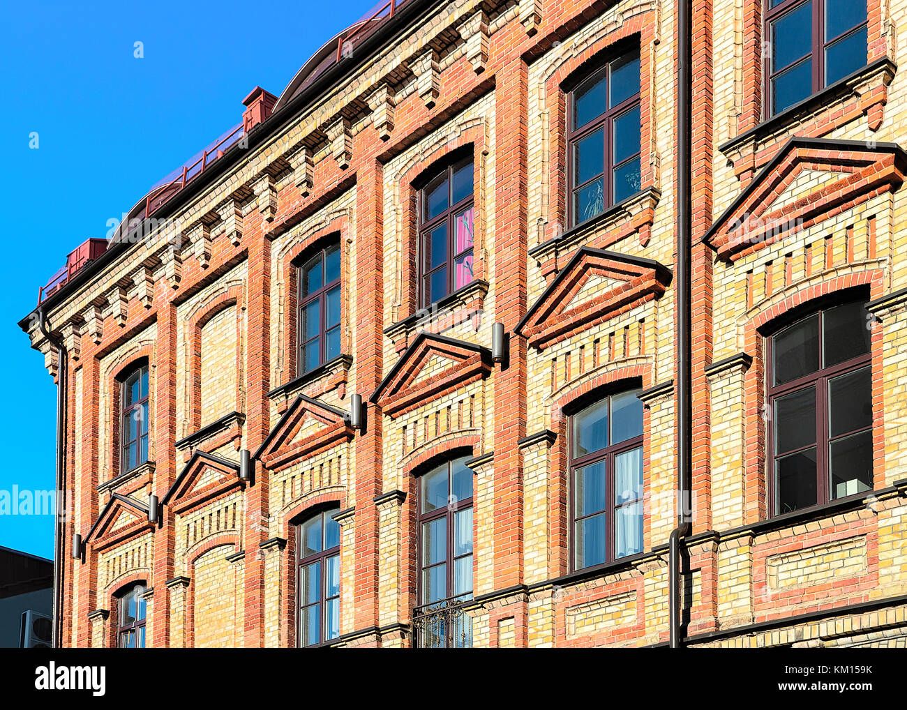 Fragment brick apartment building hi-res stock photography and images ...