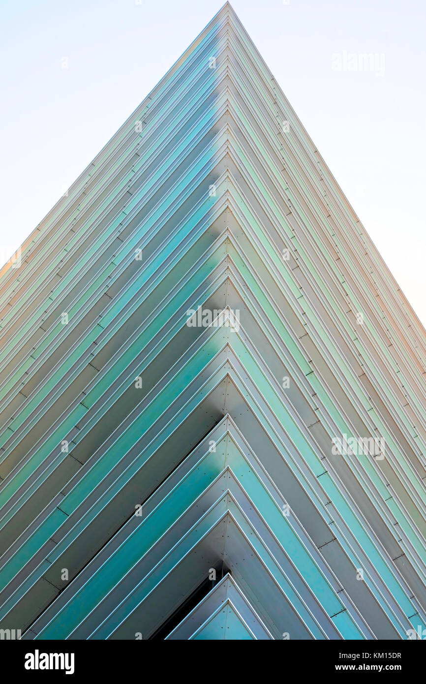 Geometry of the modern futuristic steel and glass skyscraper ... - Parallel And Sleek Steel And Glass Skyscraper Architecture