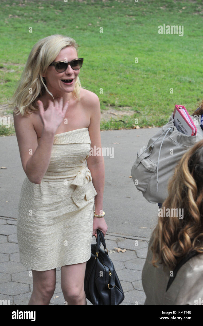 NEW YORK - SEPTEMBER 21: Kirsten Dunst on the set of 'Bachelorette'. On  September 21, 2011 in New York City, People: Kirsten Dunst Stock Photo -  Alamy