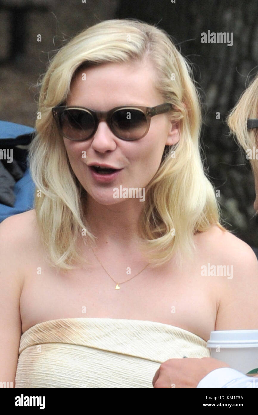 NEW YORK - SEPTEMBER 21: Kirsten Dunst on the set of 'Bachelorette'. On  September 21, 2011 in New York City, People: Kirsten Dunst Stock Photo -  Alamy