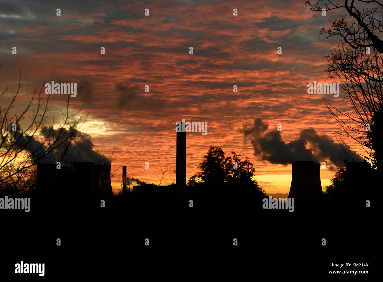 Mackerel sky red sunset. Fiddlers Ferry power station Stock Photo
