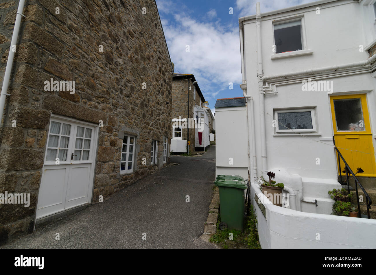 Narrow row homes hi-res stock photography and images - Alamy