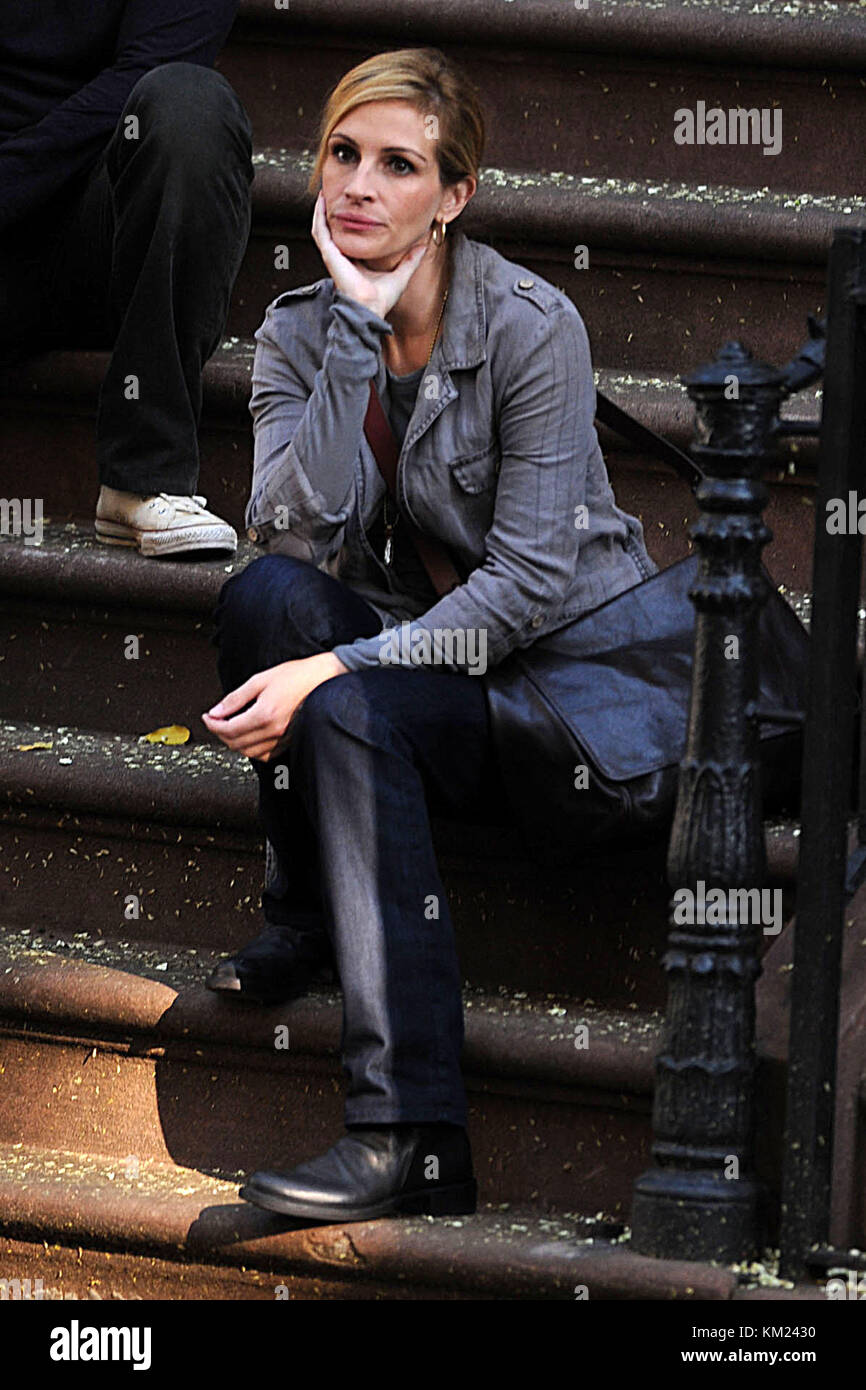 NEW YORK - AUGUST 03: Actress Julia Roberts films a scene on the 'Eat ...