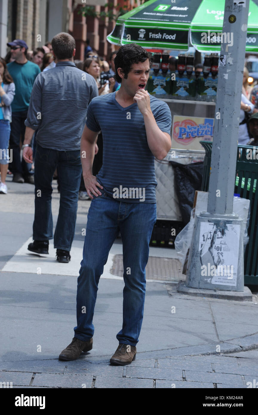 NEW YORK - JULY 09: Penn Badgley is seen filming theTV show Gossip Girl on  the streets of Manhattan on July 9, 2009 in New York City People: Penn  Badgley Stock Photo - Alamy
