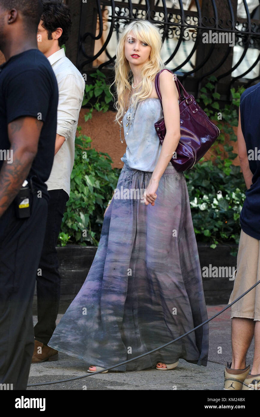 NEW YORK - AUGUST 11: Taylor Momsen on location for 'Gossip Girl' on the streets of Manhattan on August 11, 2009 in New York City   People:  Taylor Momsen Stock Photo