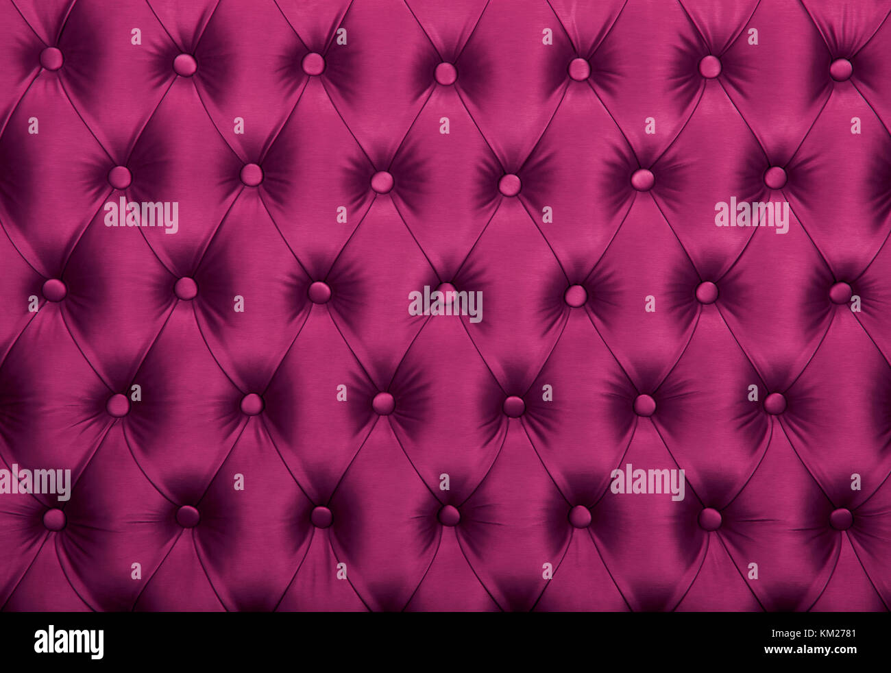 Với nền vải hoa văn màu tím phong cách Chesterfield cổ điển, bạn nhận được sự kết hợp tuyệt vời giữa phong cách cổ điển và màu sắc hiện đại. Nhấn tắt hình ảnh để xem chi tiết tường giấy tráng men màu hồng cùng sự kết hợp hoàn hảo với vải màu tím.