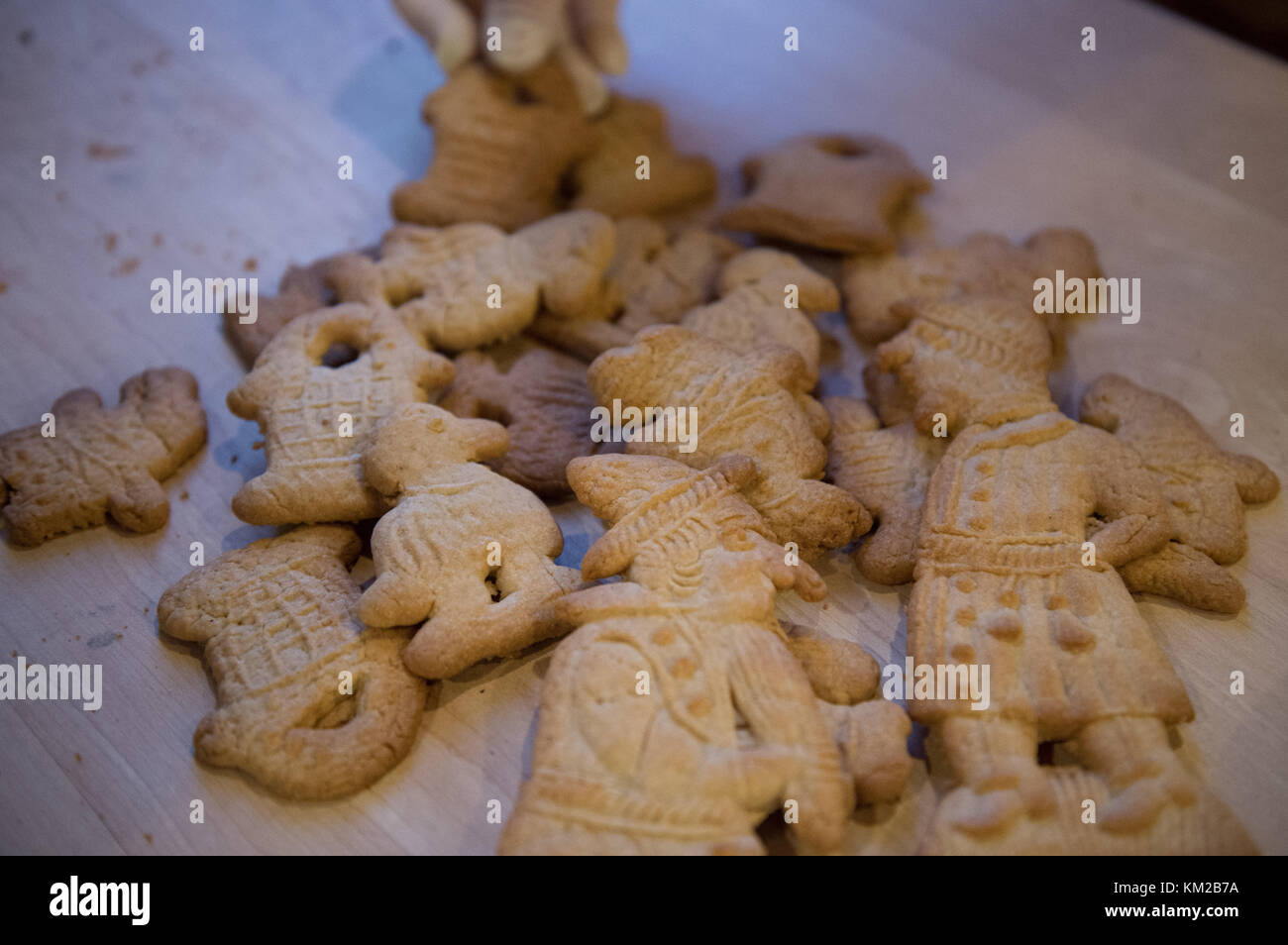 Mechernich, Germany. 02nd Dec, 2017. Freshly backed speculoos photographed in the LVR Freilichtmuseum Kommern ('LVR Open Air Museum Kommern') in Mechernich, Germany, 02 December 2017. The museum held its 'Advent for all senses' event on the first weekend of Advent, where visitors can observe the creation of traditional handcrafts. Credit: Rainer Jensen/dpa/Alamy Live News Stock Photo