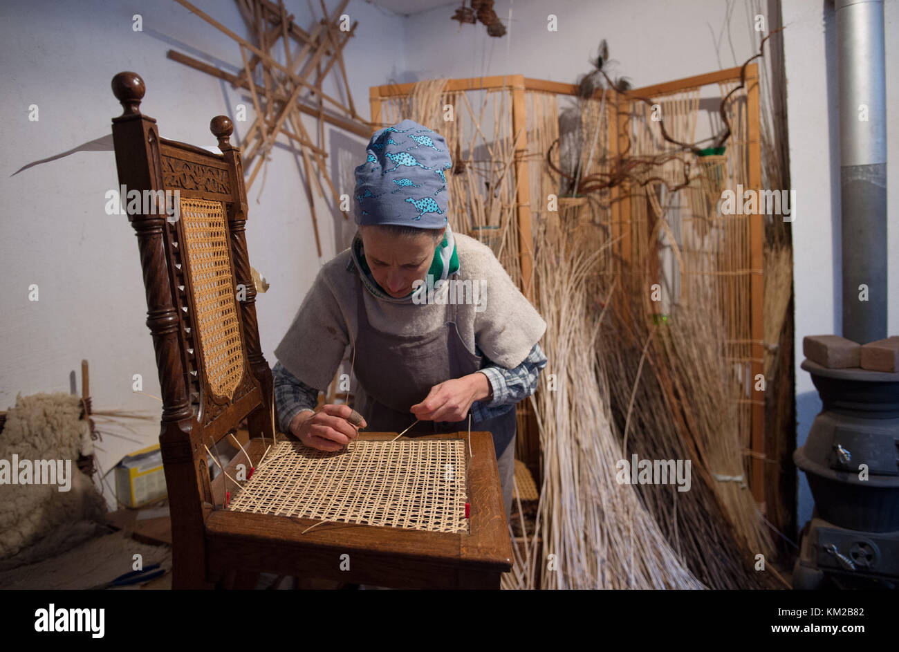 Mechernich, Germany. 02nd Dec, 2017. A basket maker working on the meshwork of an antique wooden chair in the LVR Freilichtmuseum Kommern ('LVR Open Air Museum Kommern') in Mechernich, Germany, 02 December 2017. The museum held its 'Advent for all senses' event on the first weekend of Advent, where visitors can observe the creation of traditional handcrafts. Credit: Rainer Jensen/dpa/Alamy Live News Stock Photo