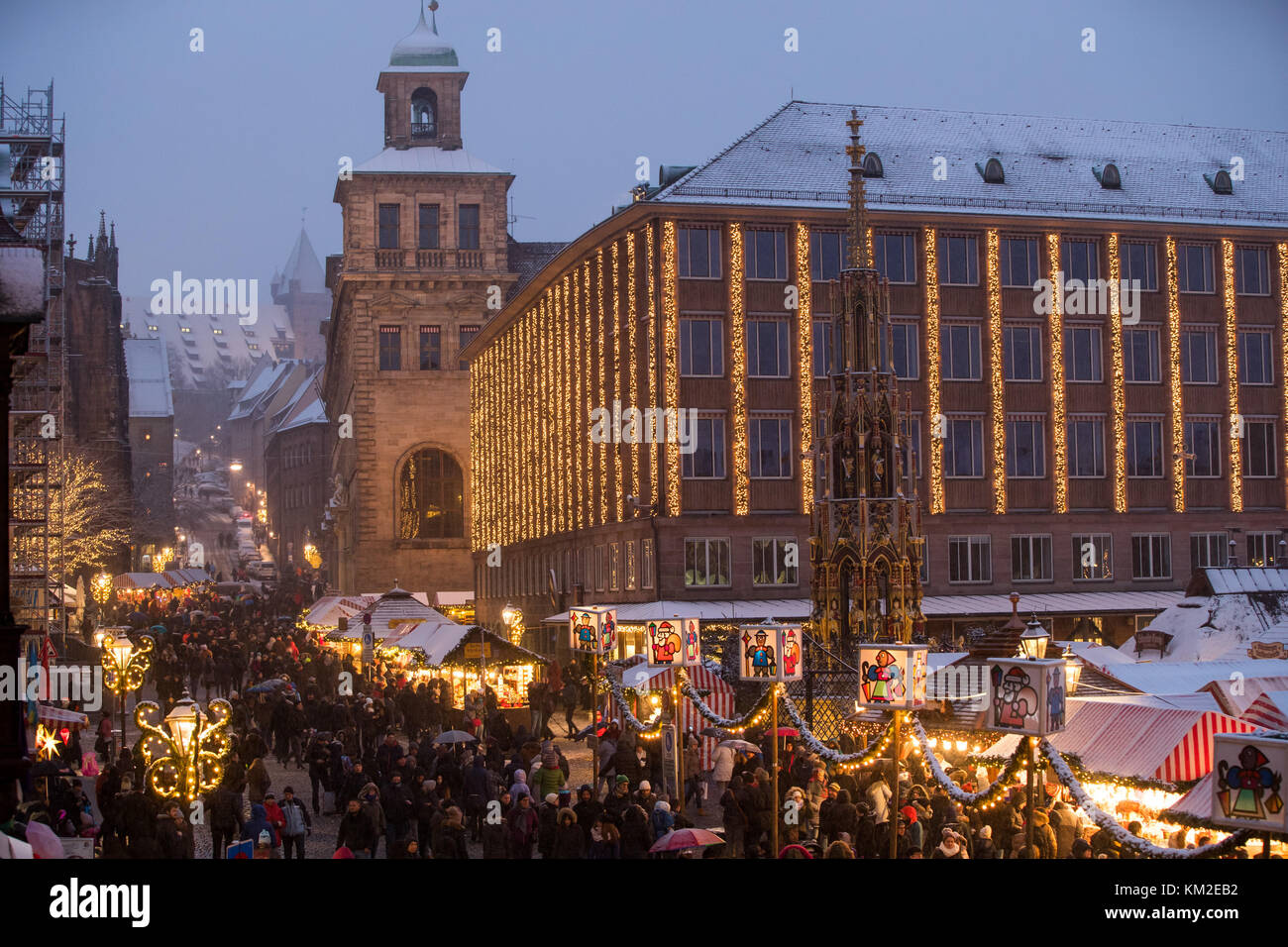 Nuremberg, Germany. 03rd Dec, 2017. Visitors walk across the Christkindlesmarkt during snowfall in Nuremberg, Germany, 03 December 2017. Credit: Daniel Karmann/dpa/Alamy Live News Stock Photo