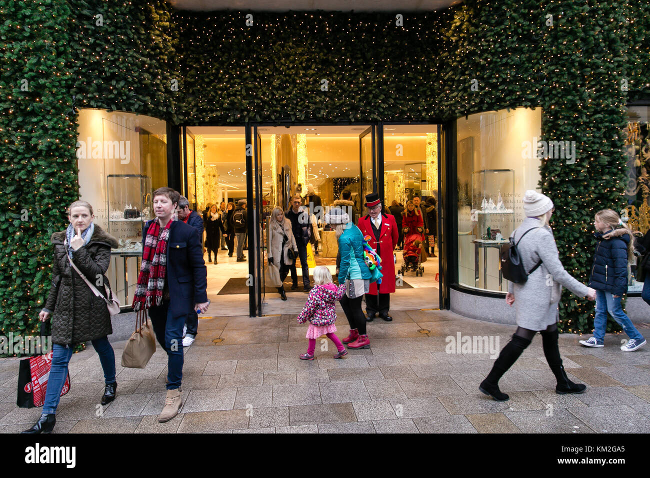 Dublin, Ireland. 3rd Dec, 2017. Brown Thomas on Grafton street. Busy