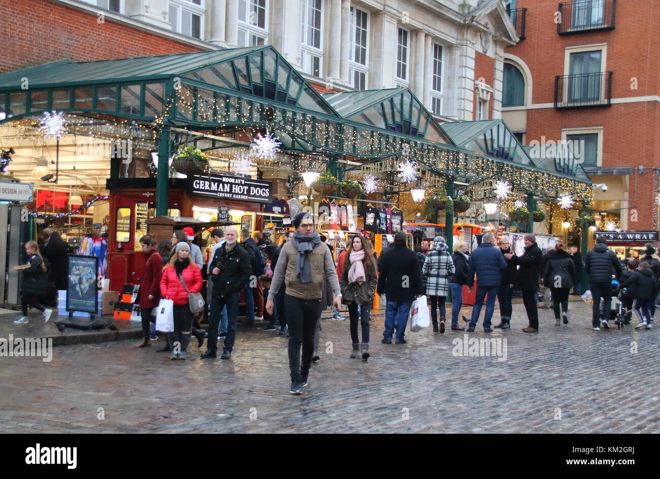 Covent Garden. London, UK. 3rd Dec, 2017. Christmas decorations, lights and seasonal traders