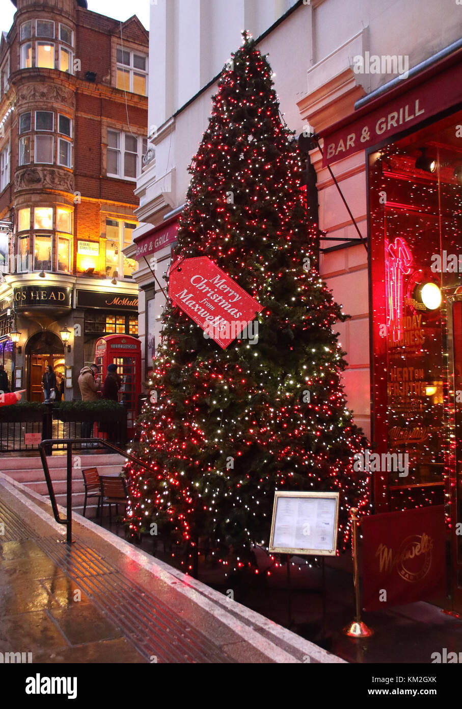 Covent Garden. London, UK. 3rd Dec, 2017. Christmas decorations, lights and seasonal traders