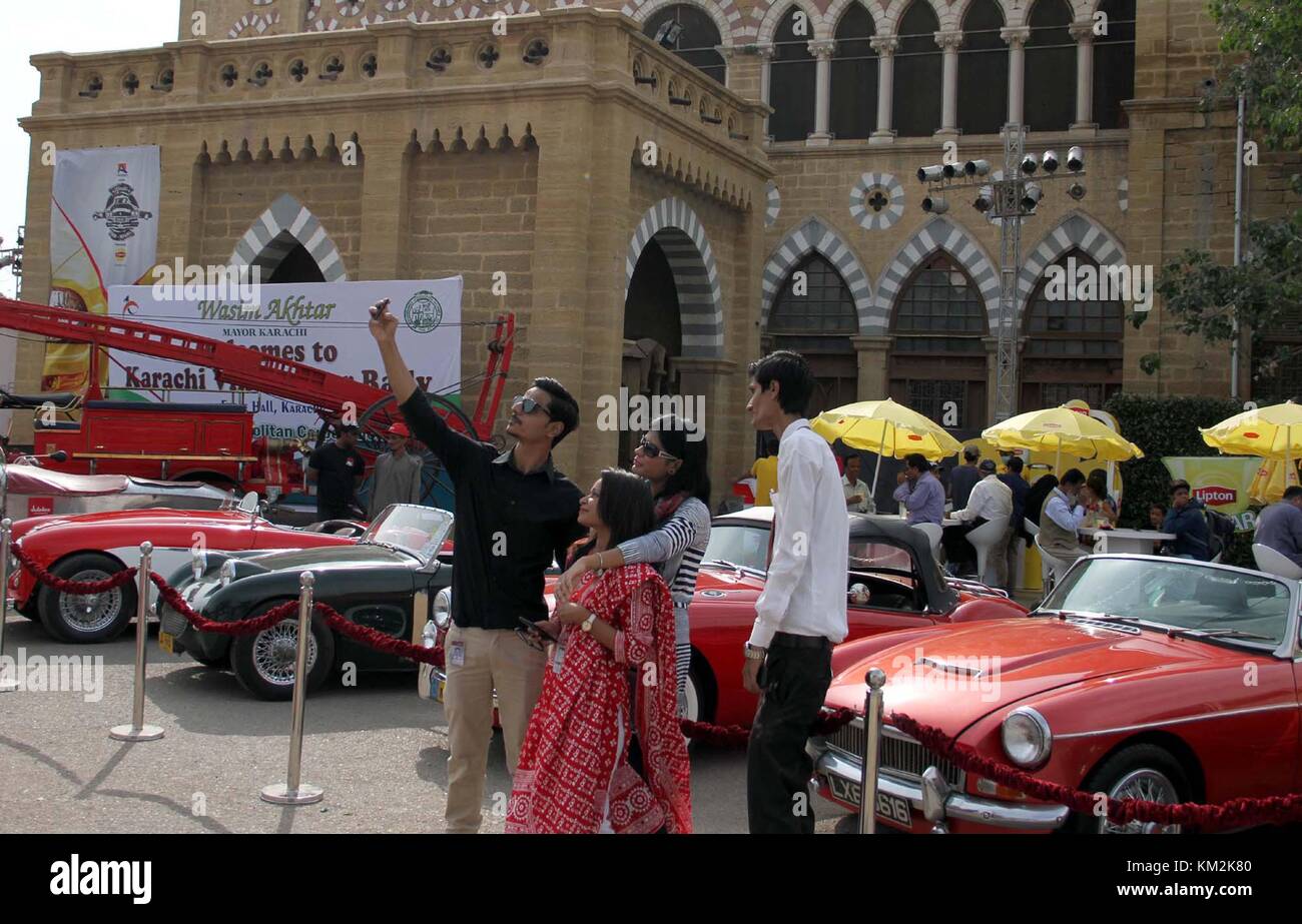 Karachi, Pakistan. 3rd December, 2017. Cars on show, during Vintage Car