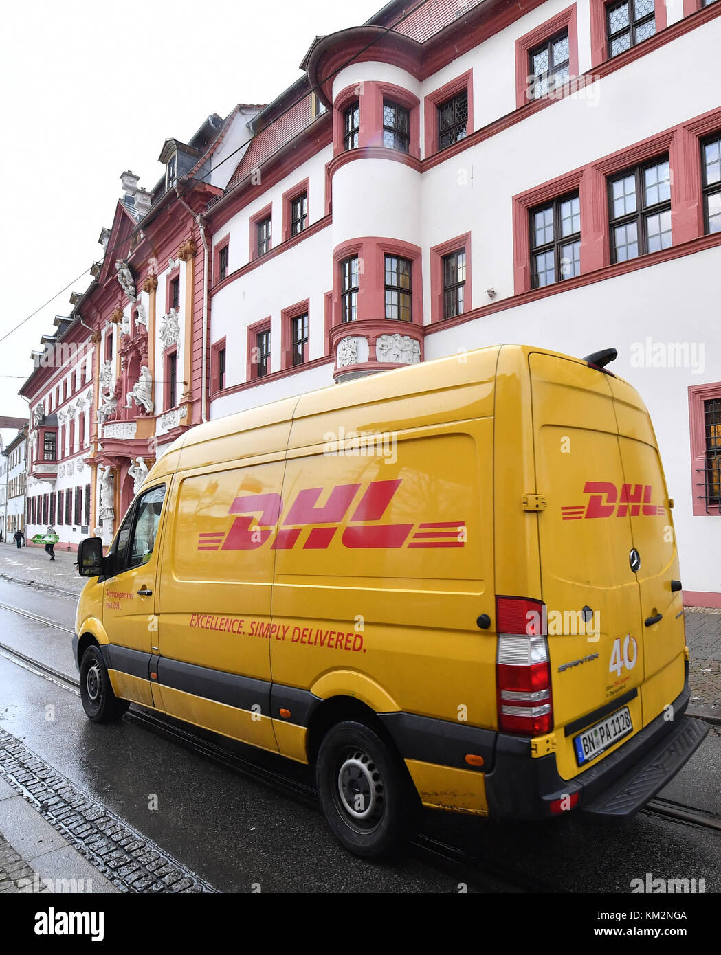 Erfurt, Germany. 4th Dec, 2017. A van with the DHL postal service logo  drives past the Thuringia state chancellery in Erfurt, Germany, 4 December  2017. A DHL parcel with a possibly dangerous
