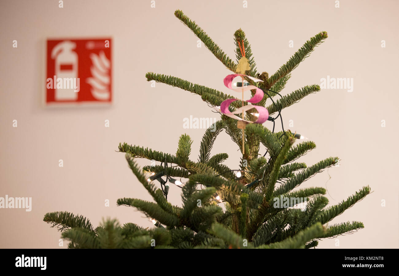 Bersenbrueck, Germany. 4th Dec, 2017. A fire extinguisher sign hangs on