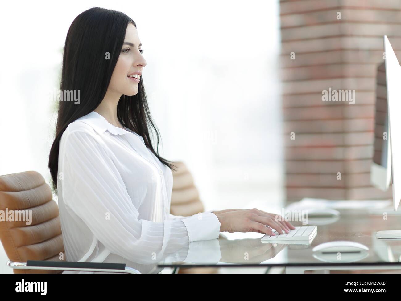 successful young business woman sitting at workplace Stock Photo - Alamy