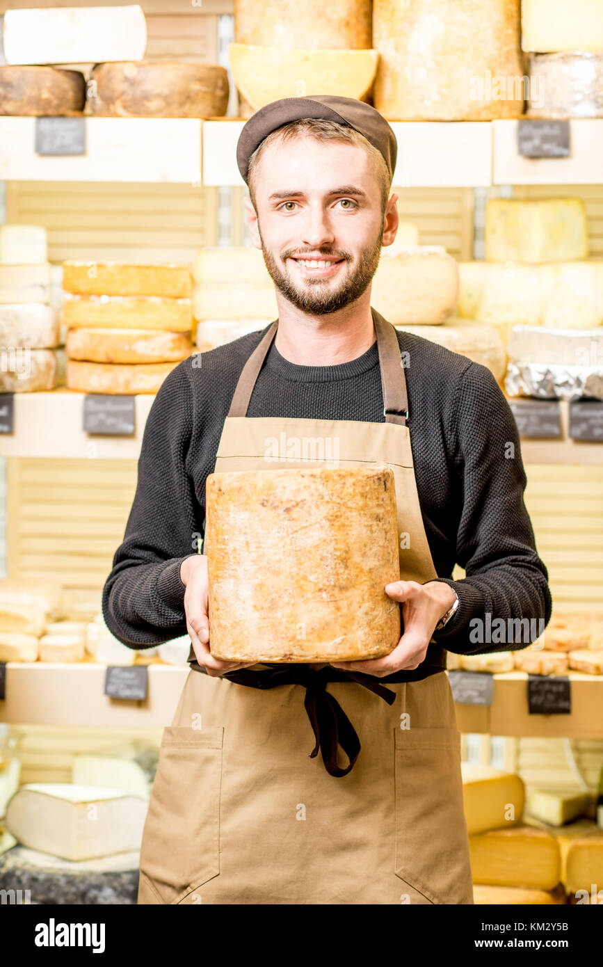 продавцы сыра на рынке. работа продавцом сыры. продавец сыров. продавец сыров. продавец сыров.