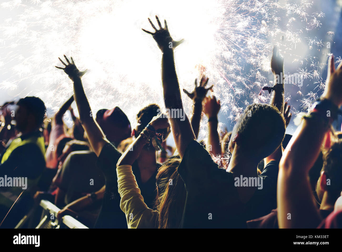 Crowd watching dancer hi-res stock photography and images - Alamy