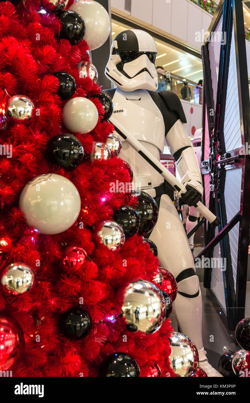 https://c8.alamy.com/comp/KM3PXP/star-wars-theme-christmas-with-lifesize-stormtrooper-and-red-christmas-KM3PXP.jpg