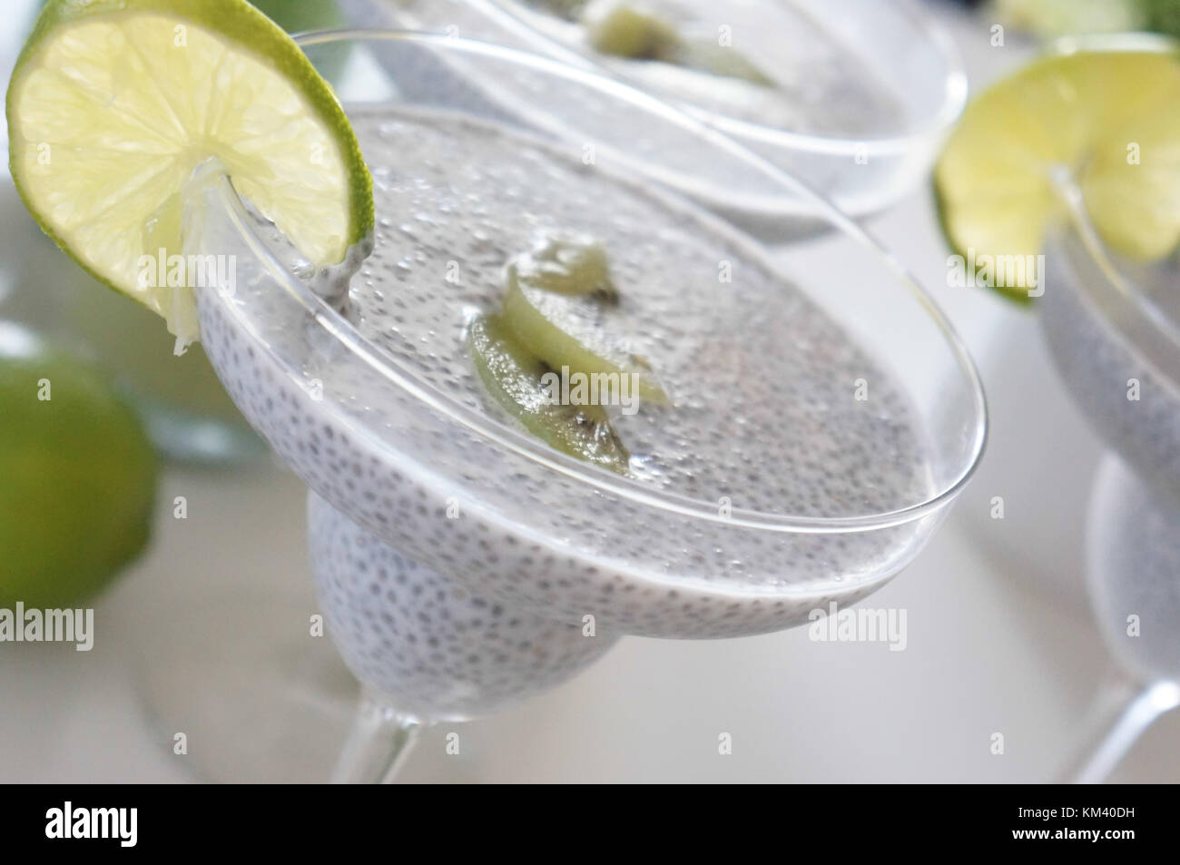 Семена чиа разбухшие. Семена чиа коктейль. Chia seed напиток. Семена чиа в смузи. Ягодный пудинг.