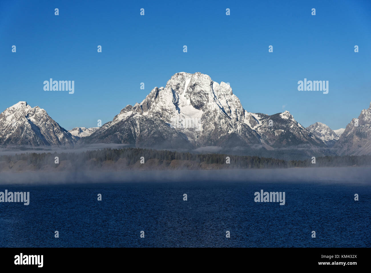 Fog covered peaks hi-res stock photography and images - Alamy