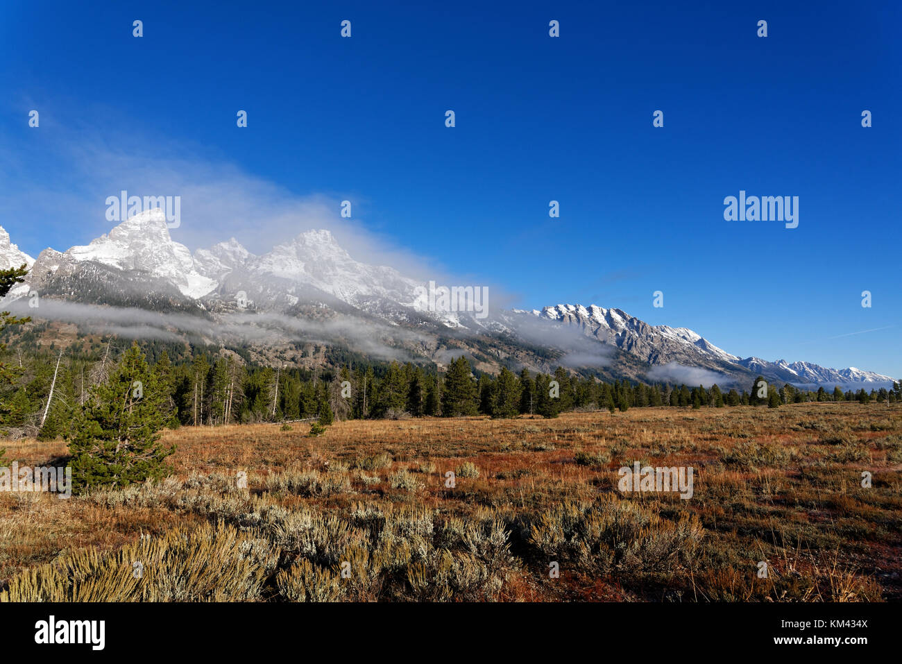 Fog covered peaks hi-res stock photography and images - Alamy