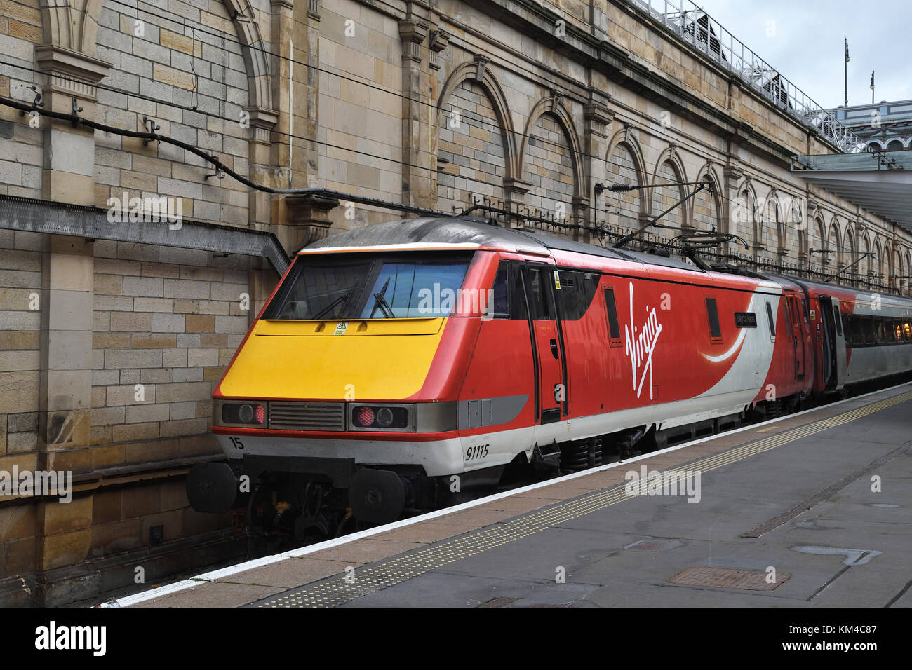 virgin trains;class 91 electric;91115;edinburgh waverley;scotland Stock Photo