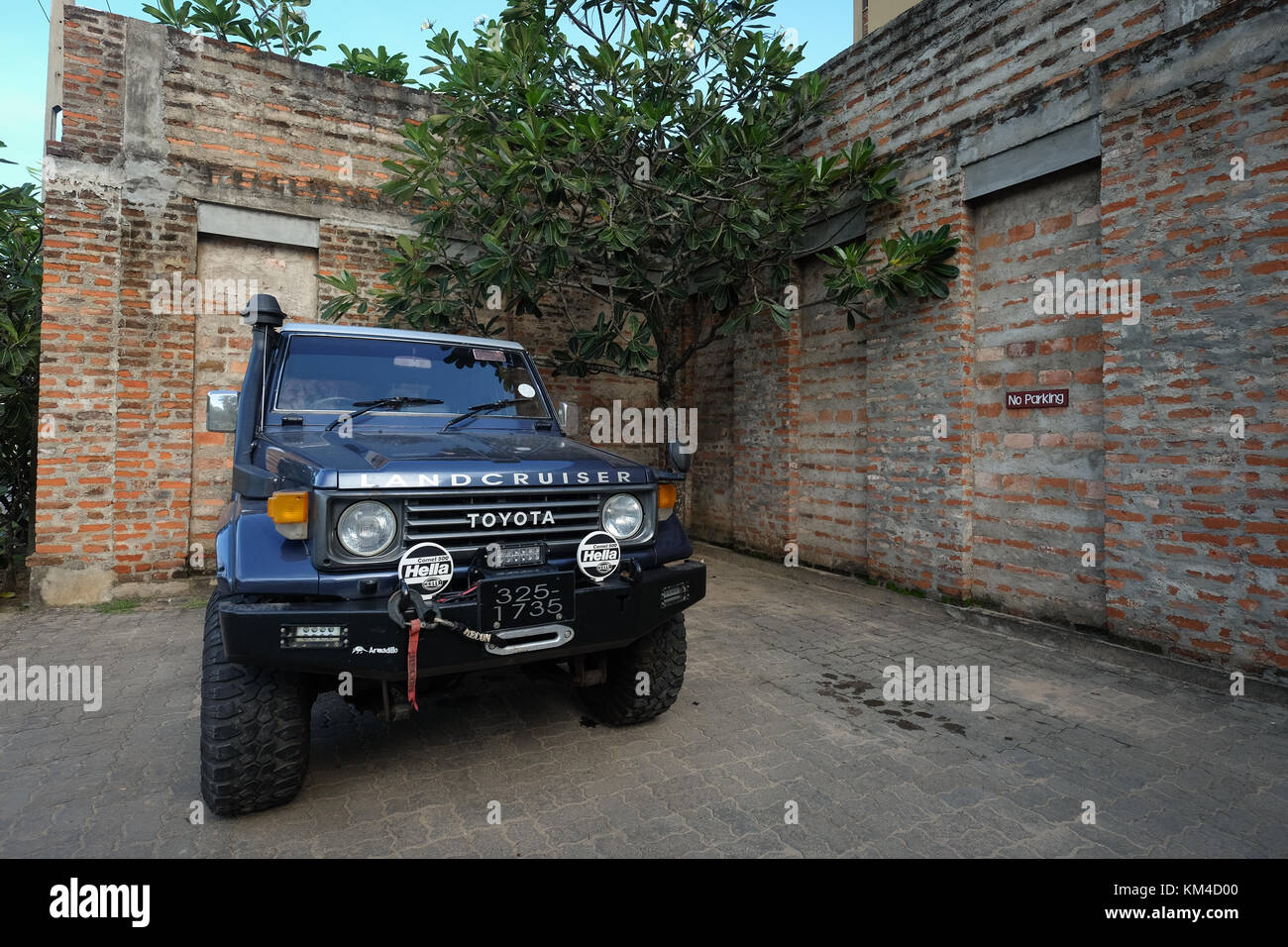 Colombo, Sri Lanka - Sep 5, 2015. A SUV car parking at a brick house in Colombo, Sri Lanka. Colombo is the largest city and the financial and commerci Stock Photo
