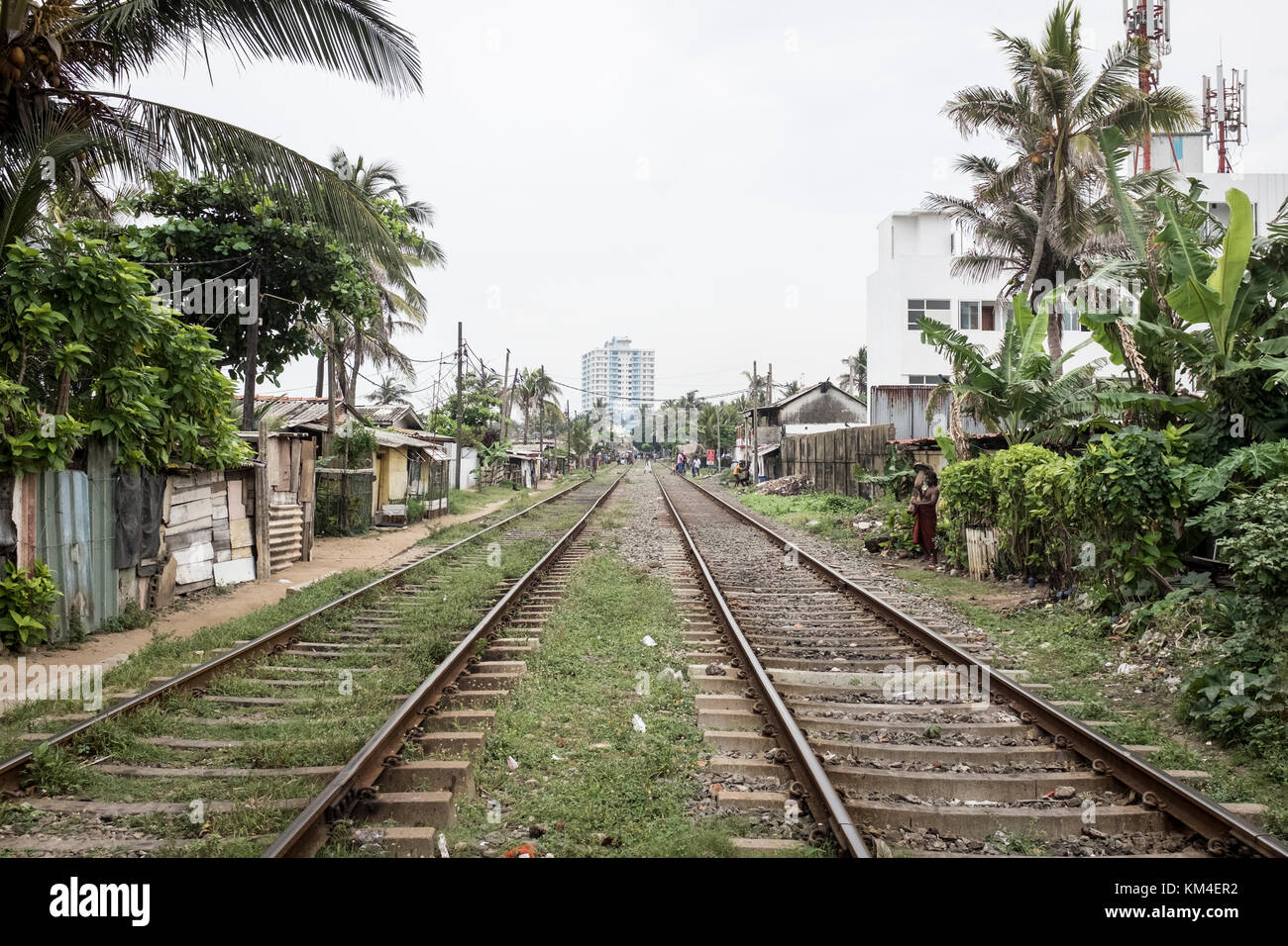 Railway tracks run through a shanty town in Colombo, Sri Lanka Stock Photo