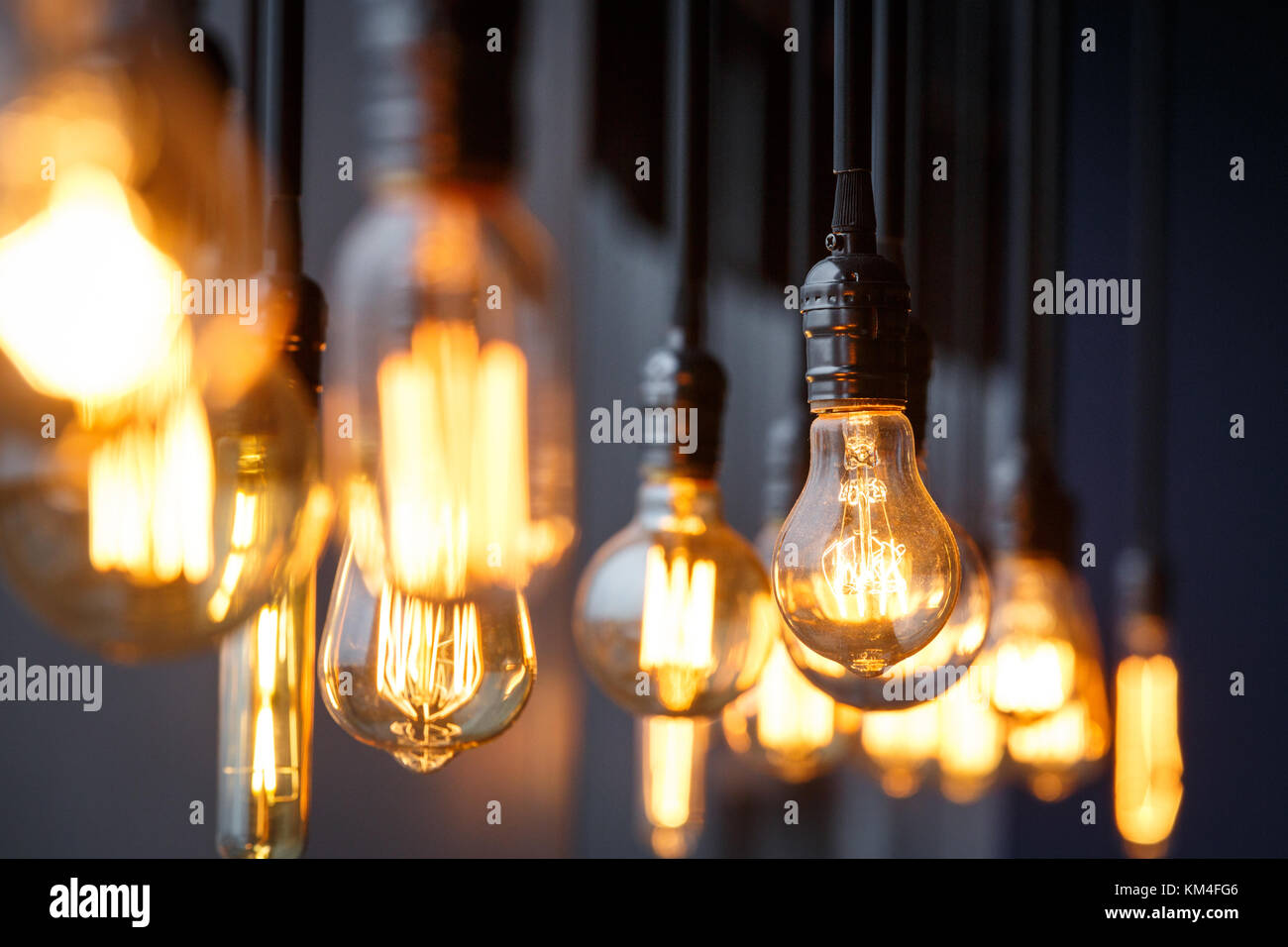 Moderne Lampen mit Glühbirnen im Kaffeeplatz, Innenraum. Einrichtung mit  edison-Lampen im Retro-Stil. Moderne Lampeneinrichtung Stockfotografie -  Alamy