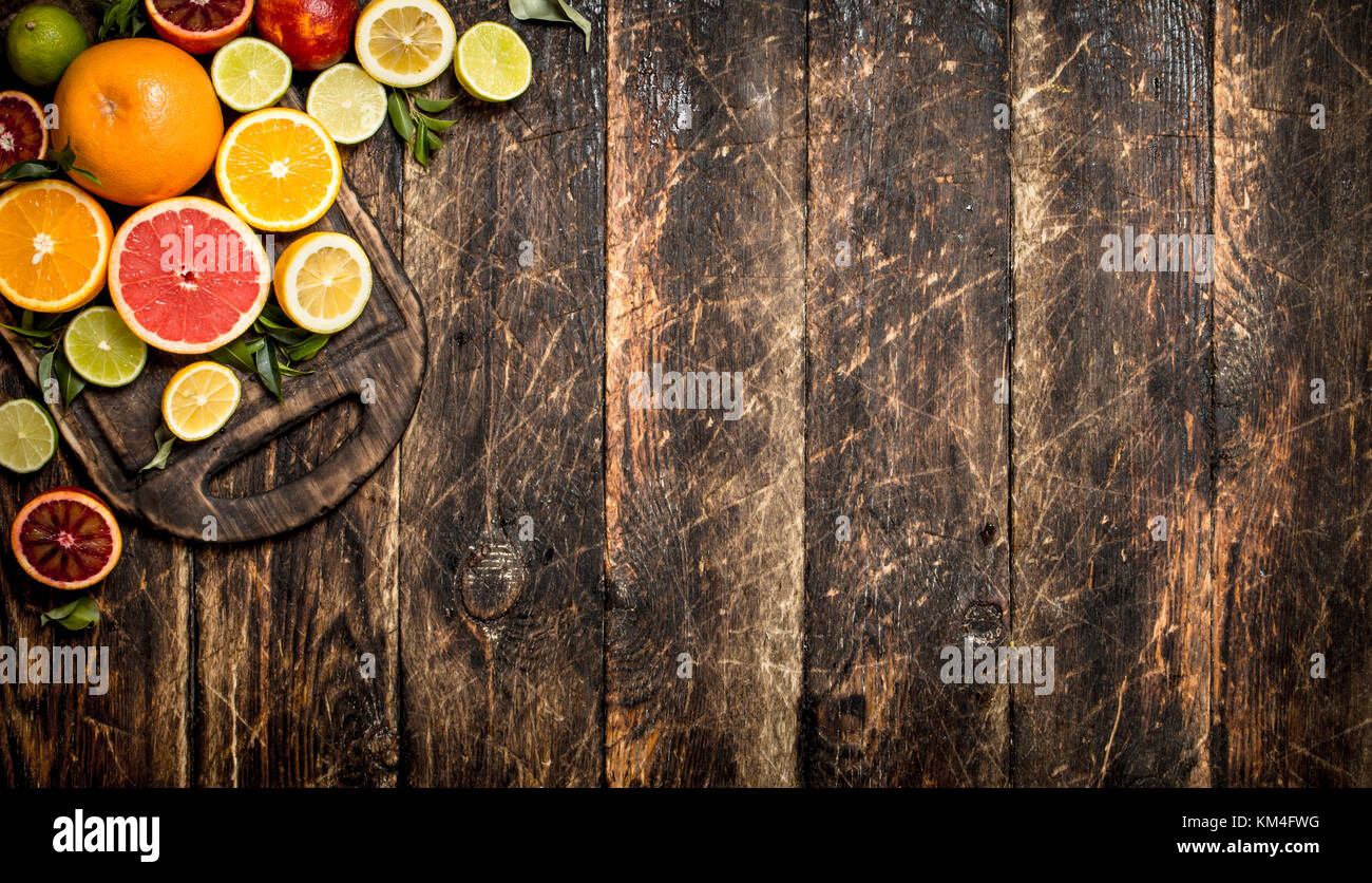 https://c8.alamy.com/comp/KM4FWG/citrus-background-fresh-citrus-fruit-on-a-cutting-board-on-wooden-KM4FWG.jpg