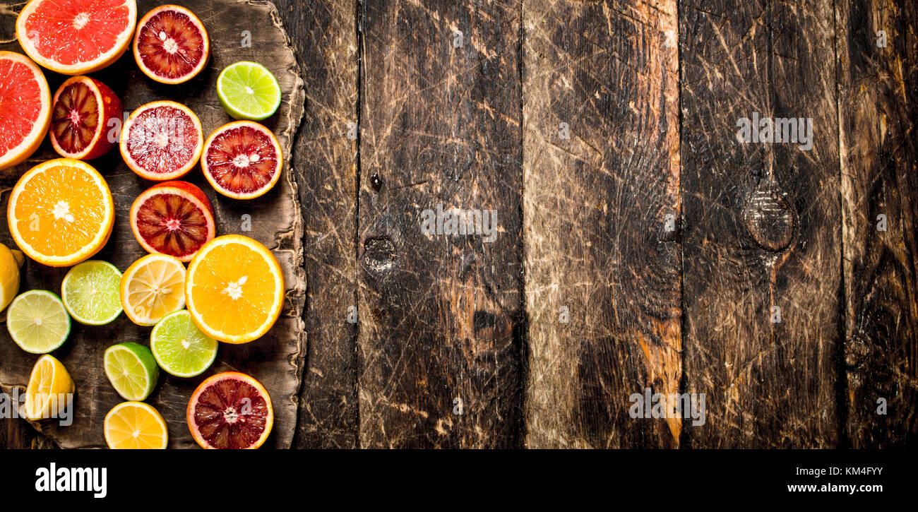 https://c8.alamy.com/comp/KM4FYY/citrus-background-fresh-citrus-fruit-on-a-cutting-board-on-wooden-KM4FYY.jpg