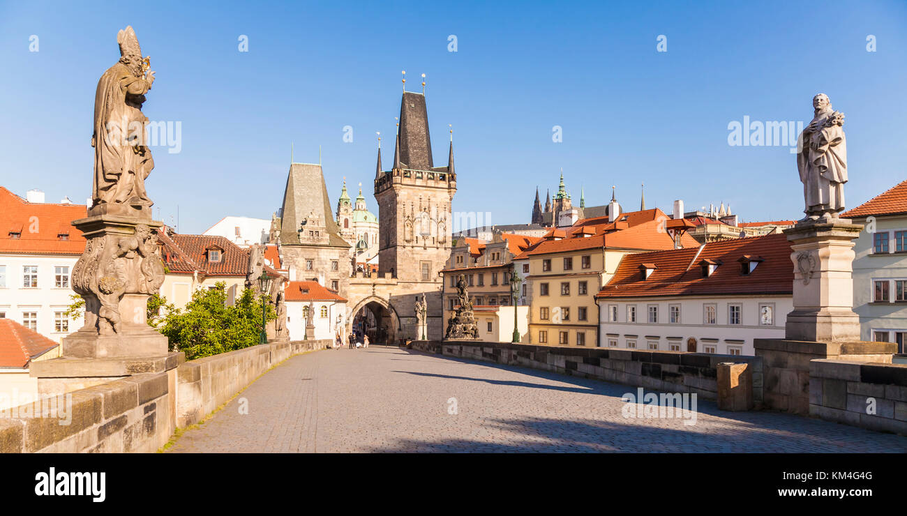 Tschechien, Prag, Stadtansicht, Kleinseite, Hradschin, Hrad, Burg, Karlsbrücke, Kleinseitner Brückenturm, Brückenfiguren, Statuen Stock Photo