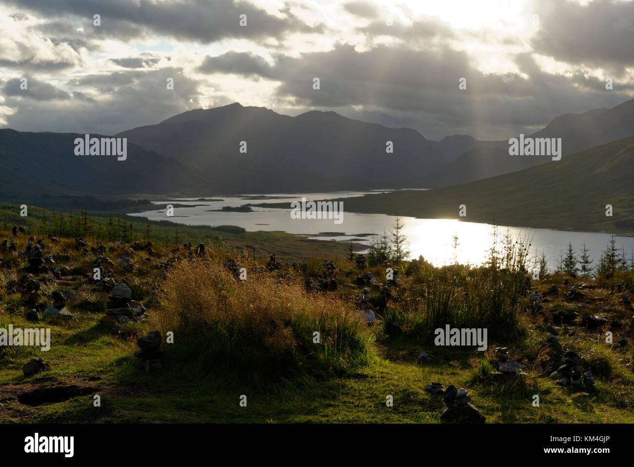 Sonnenuntergang, Sonnenstrahlen am Loch Loyne,   Northwest Highlands, Schottland, Grossbritannien Stock Photo