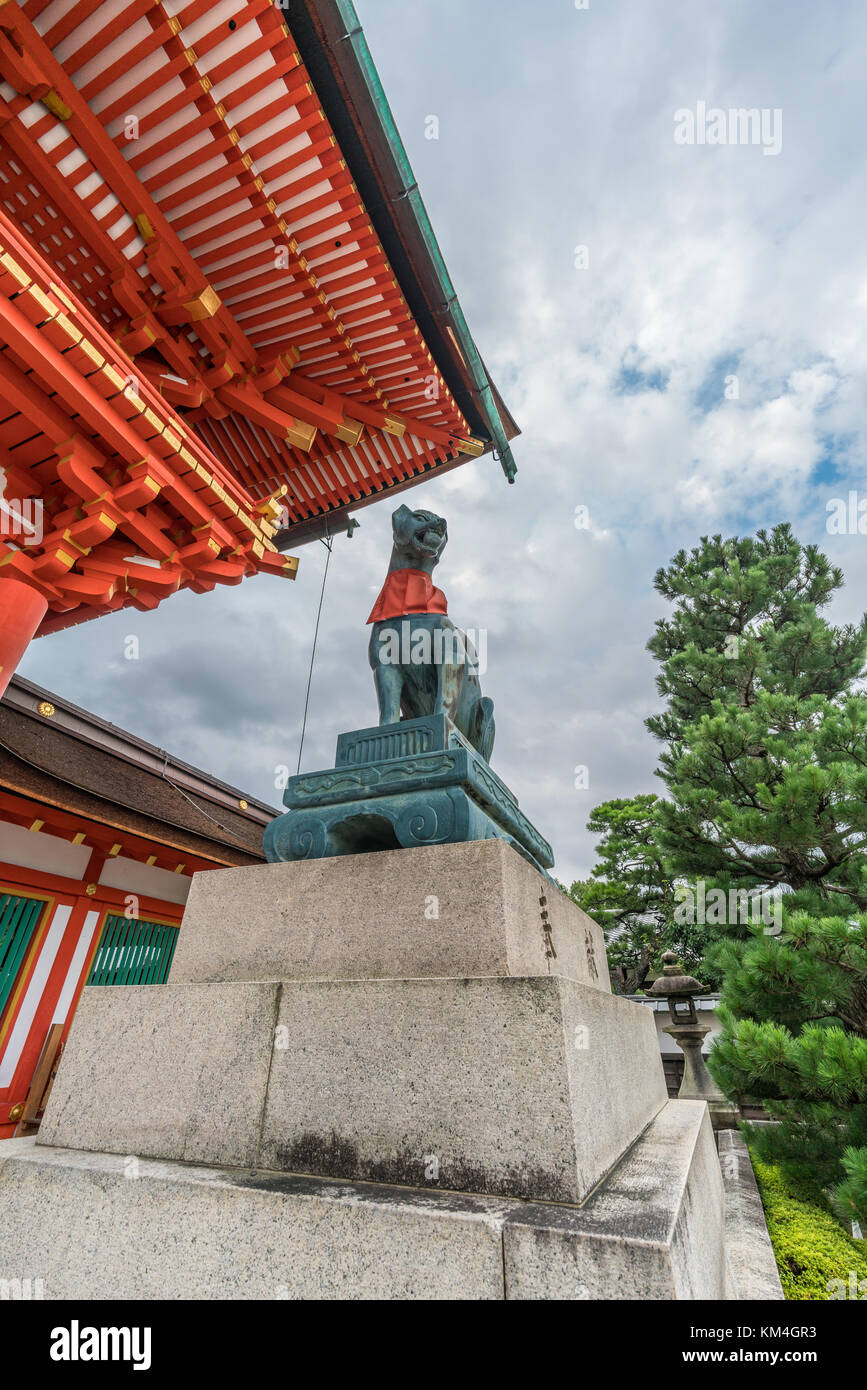 Inari (Fox) statues at Romon or Roumon (Tower Gate) of Fushimi Inari Taisha Shinto shrine. Houken (Consecration or Offering) Inscription in the pedest Stock Photo