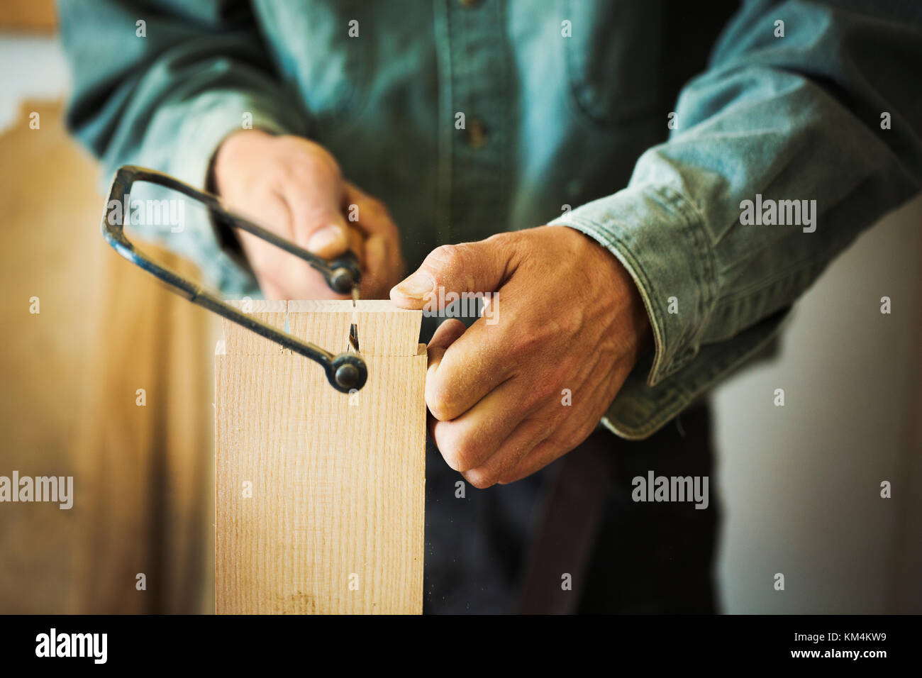 Guy Using Hacksaw Using a hacksaw hi-res stock photography and images - Alamy
