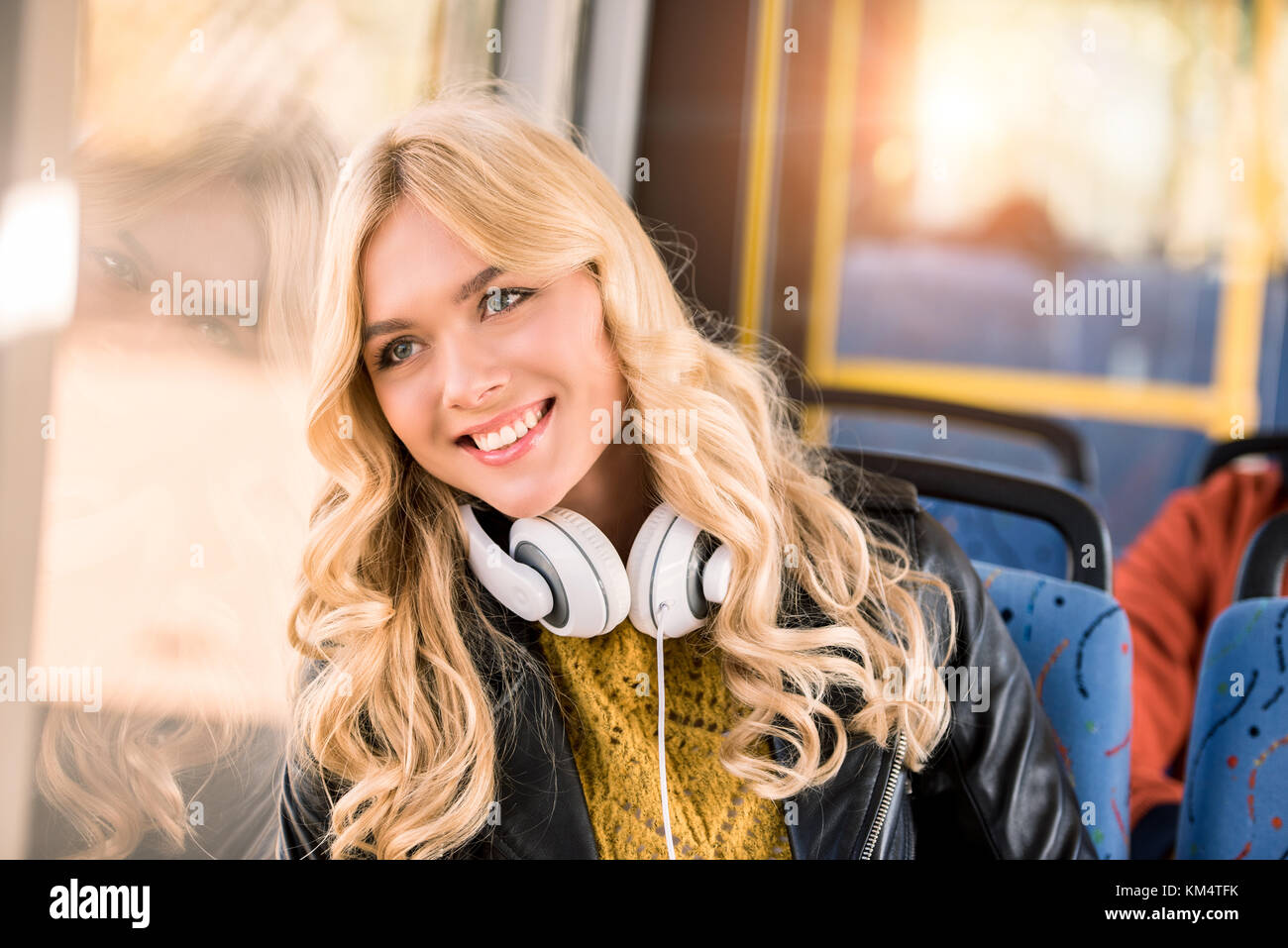 Девушка в наушниках в автобусе. Девушка в наушниках в автобусе. Девушка в наушниках в автобусе. Автобус наушники. Молодая девушка в автобусе.