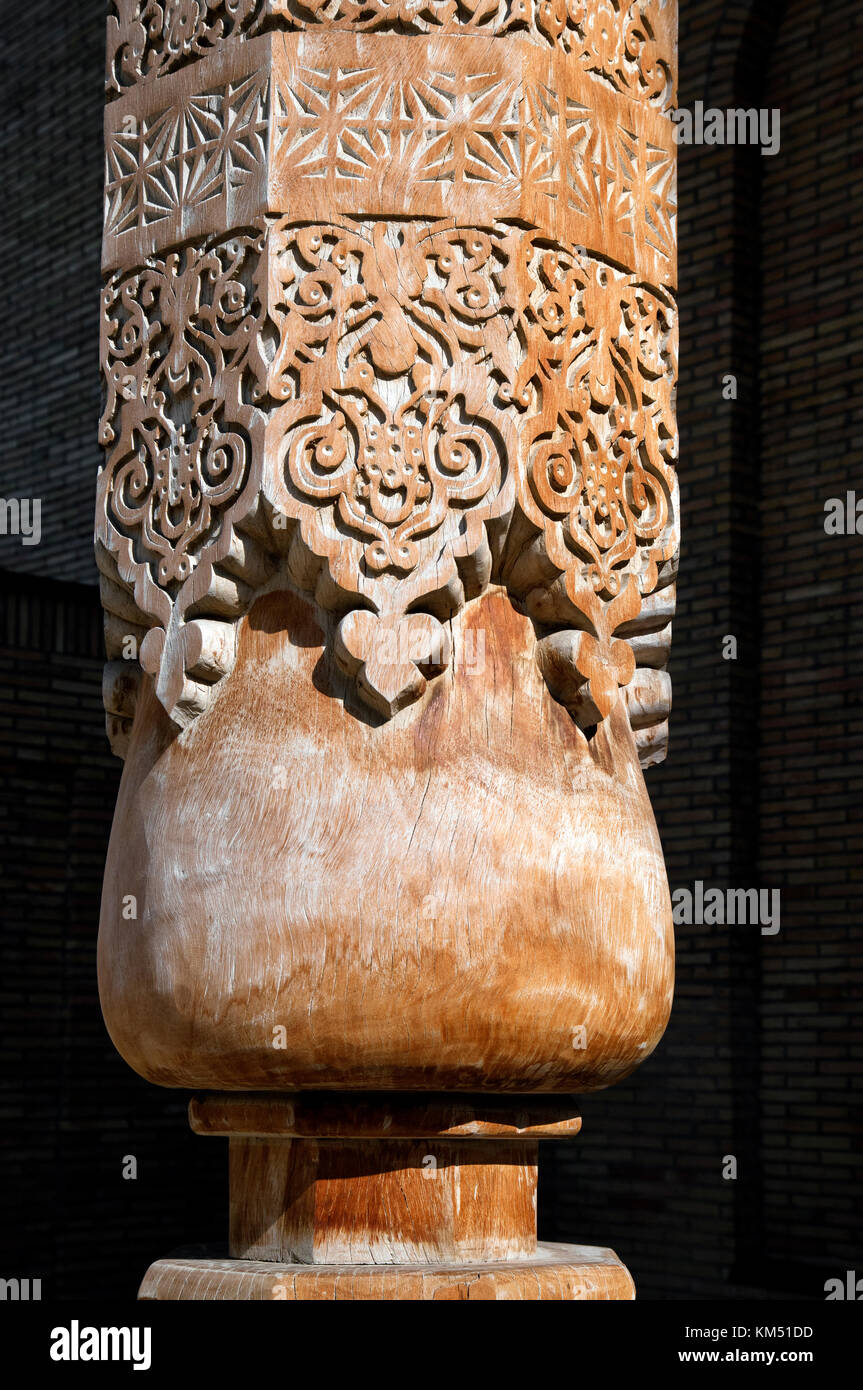 Wooden column hi-res stock photography and images - Alamy