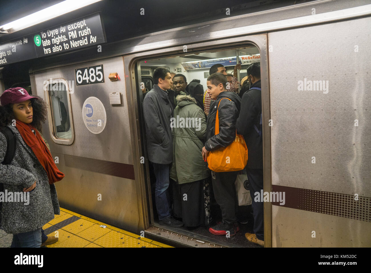 Packed subway train at the evening rush hour at the Grand Central