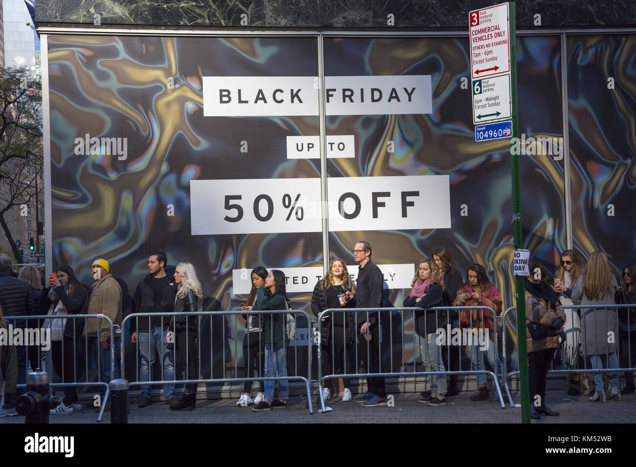 Black friday shopping crowd hi-res stock photography and images - Alamy
